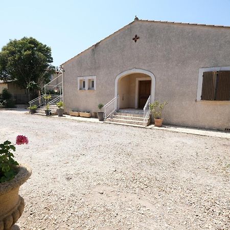 Pretty Detached House With Swimming Pool In The Village Of Mouries Extérieur photo